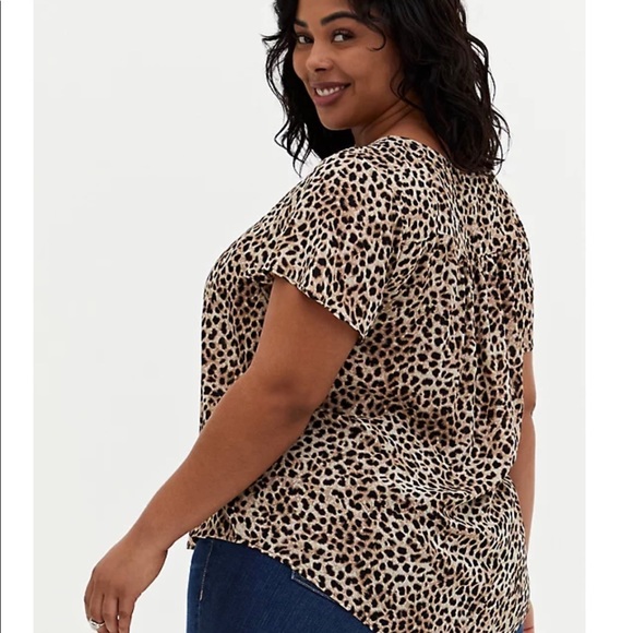 NWT-Very Cute Leopard Georgette Pleated Front Top - Picture 5 of 6